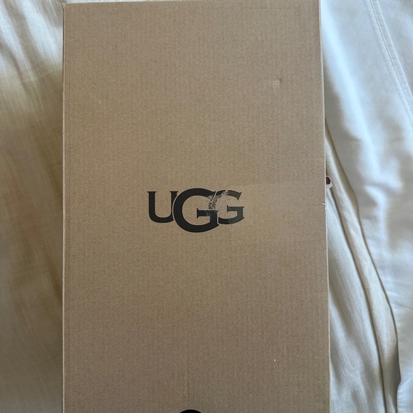 NWOT Never Worn Uggs fuzzy Oh Yeah Sandals Size 9 - Picture 4 of 6